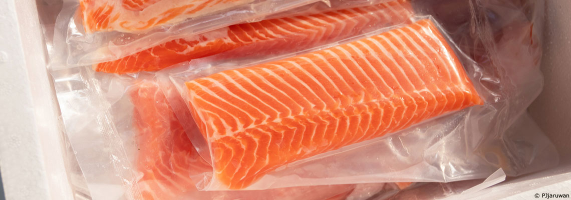 Est‑ce sans danger de conserver le poisson dans des emballages en plastique ? Une nouvelle étude fait le point