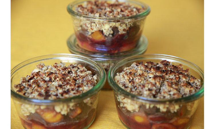 Crumble de noisettes aux prunes